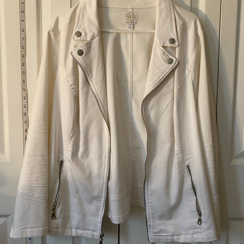 Beautiful white jacket! - Picture 2 of 3